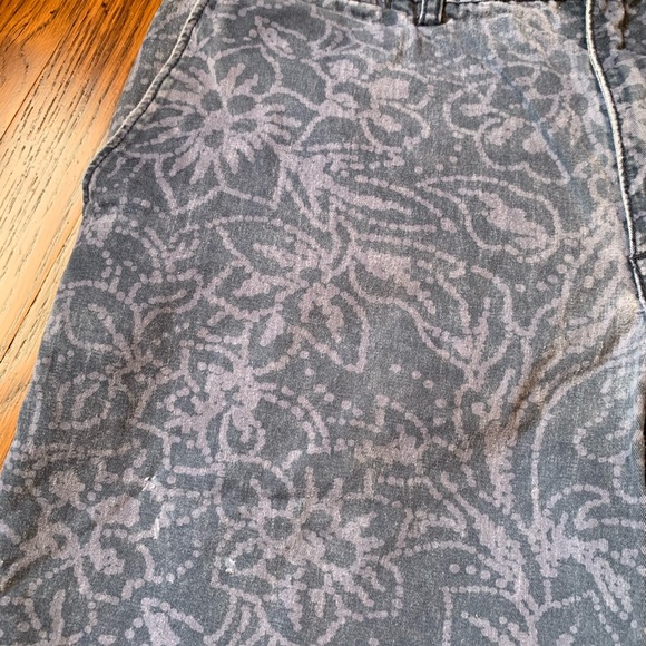 Navy Floral Men’s Shorts Size 32 - Picture 2 of 4